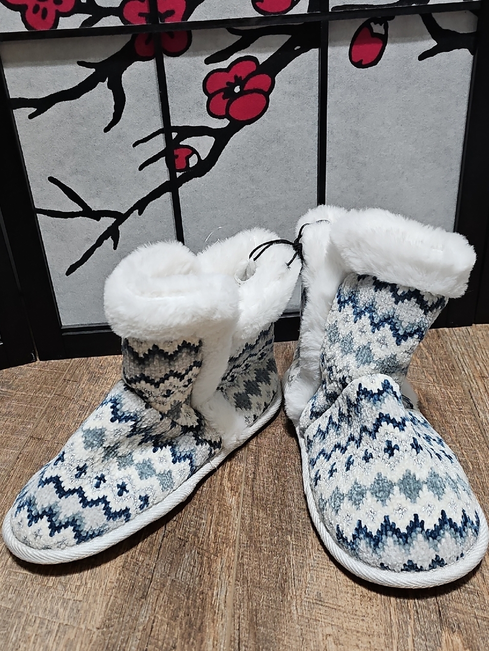 St. John's Bay White Faux-Fur Knit Slippers with Blue Pattern Small 5/6 New